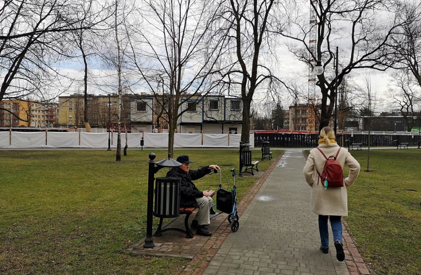Kontenery w parku i budowa bloku przy al. Kijowskiej