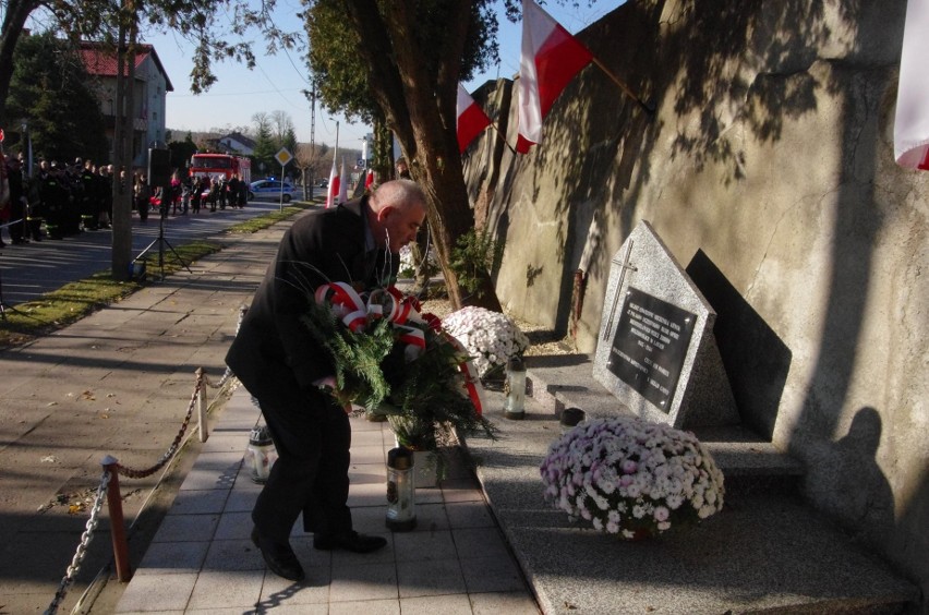 Święto Niepodległości z ogromną biało-czerwoną flagą w Koprzywnicy. Przejmujące przemówienie burmistrz Aleksandry Klubińskiej [DUŻO ZDJĘĆ]