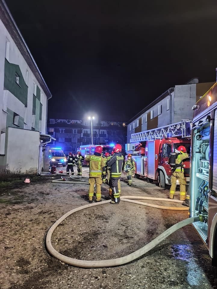 Nocny pożar na klatce schodowej w bloku przy ul. Rolniczej w Toruniu. Troje dzieci przebadał lekarz