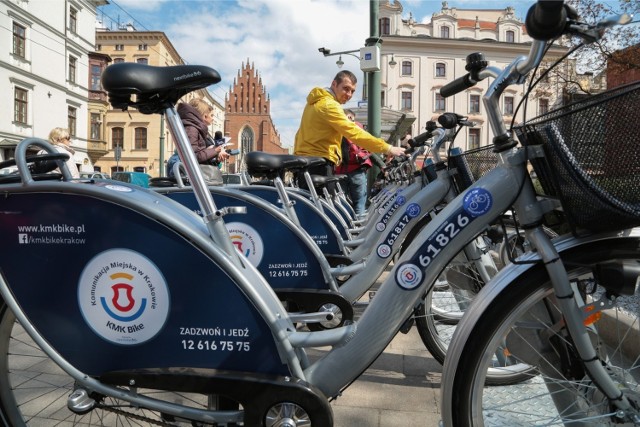 Wypożyczalnia rowerów na pl. Wszystkich Świętych.