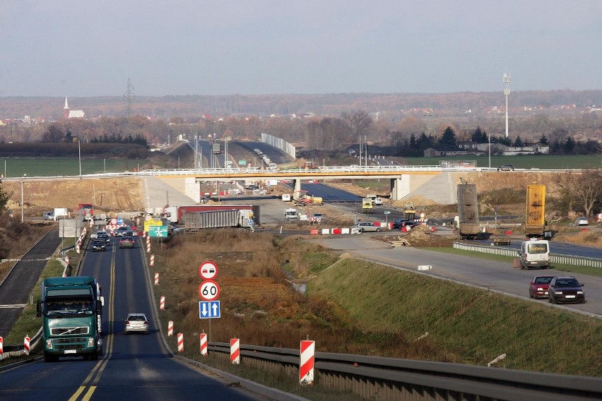 Wiadukt wzdłuż drogi krajowej nr 94, która krzyżuje się z S3...