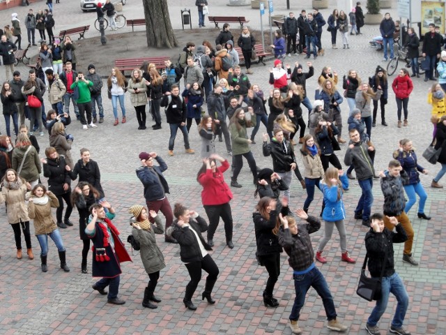 Ok. 200 osób tańczyło poloneza na rynku w Lublińcu