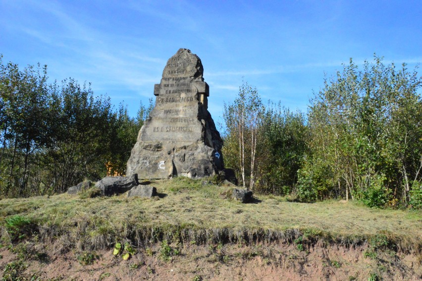 Pomnik na przełęczy Sanguszki w Harbutowicach