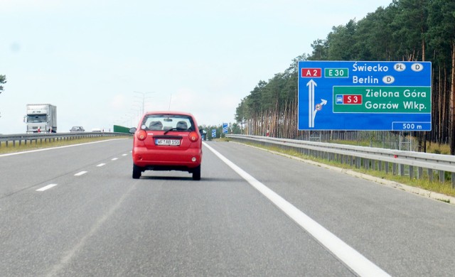 Na autostradzie początkujący kierowcy będą mogli jechać nie szybciej niż 100 km/h