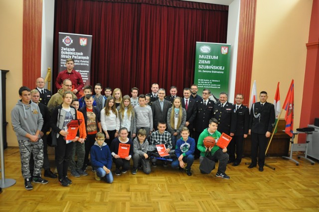 Pamiątkowe zdjęcie uczestników i organizatorów turnieju