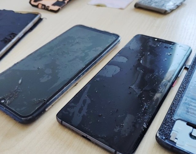 Zatrzymani 15-latkowie przyznali, że dzień wcześniej to oni zabrali telefony komórkowe i pozostałe przedmioty. Telefony próbowali sprzedać w lombardzie, gdy im się to nie udało postanowili je wyrzucić.