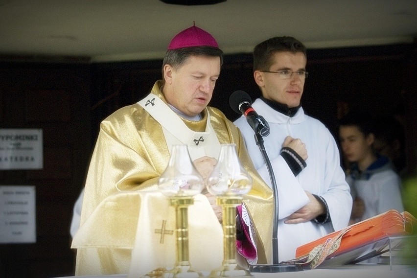 Wszystkich Świętych 2013 - arcybiskup Kupny odprawił mszę na...