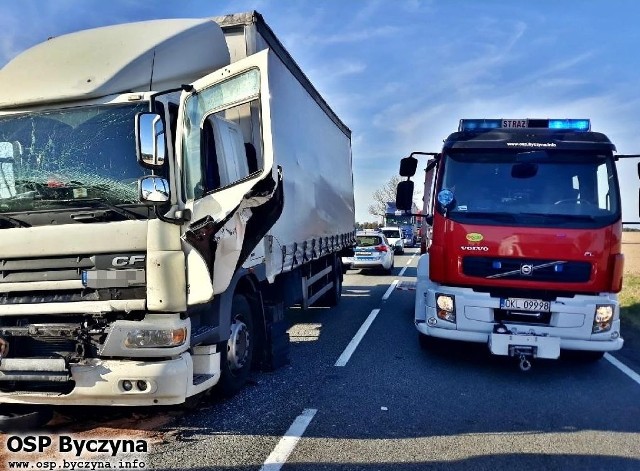 Do zderzenia dwóch tirów doszło w poniedziałek o godz. 15.47 na drodze krajowej między Sarnowem a Biskupicami (w gminie Byczyna).Kierowca ciężarowego DAF-a najechał na tył naczepy cieżarowej scanii. Kierowca DAF-a w wyniku zderzenia został zakleszczony w kabinie. Strażacy musieli uwolnić go za pomocą sprzętu hydraulicznego. Mężczyzna trafił do szpitala.Ze wstępnych ustaleń wynika, że przyczyna zderzenia było niezachowanie bezpiecznej odległości między pojazdami.Dokładne przyczyny tego wypadku ustala policja.Straty materialne wyceniono na 20 tysięcy zł.