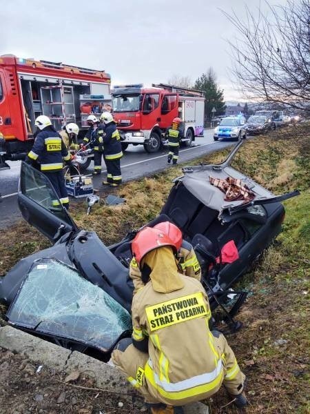 Łososina Dolna wypadek. Samochód osobowy wypadł z drogi nr 75 i uderzył w betonowy przepust. Kierowca trafił do szpitala [ZDJĘCIA]