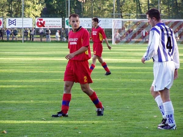 Grzegorz Kaszczyc (nr 2) potwierdził swoje wysokie umiejętności strzeleckie w meczu z Wybrzeżem Rewalskim, zdobywając jedną z bramek dla Darzboru.