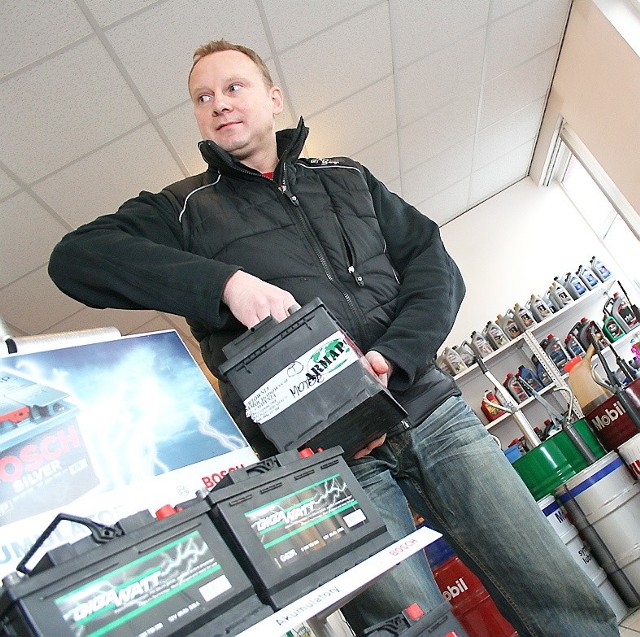 - Nawet kilkunastu klientów dziennie pyta o akumulatory - mówi Wojciech Dorsz
