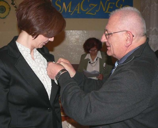 Annę Karwat, prezesa buskiego Banku Spółdzielczego, odznaczył Marcin Podesek, prezes Zarządu Rejonowego PCK.