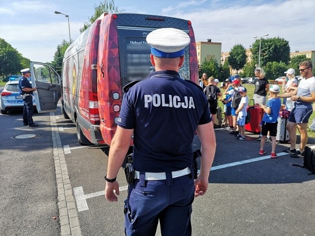 Policja prowadzi wakacyjne kontrole autobusów wyjeżdżających z dziećmi na kolonie i obozy. Są one potrzebne: tylko poznańska drogówka przeprowadziła ich od początku wakacji 15, ujawniając 4 nieprawidłowości