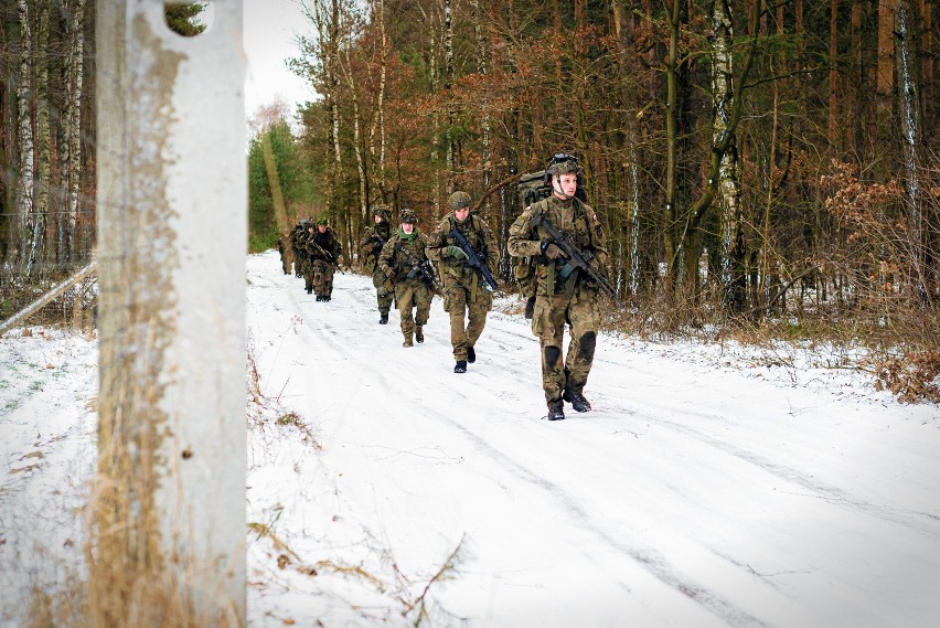 Terytorialsi budują kondycję podczas zimowych marszów z pełnym ekwipunkiem