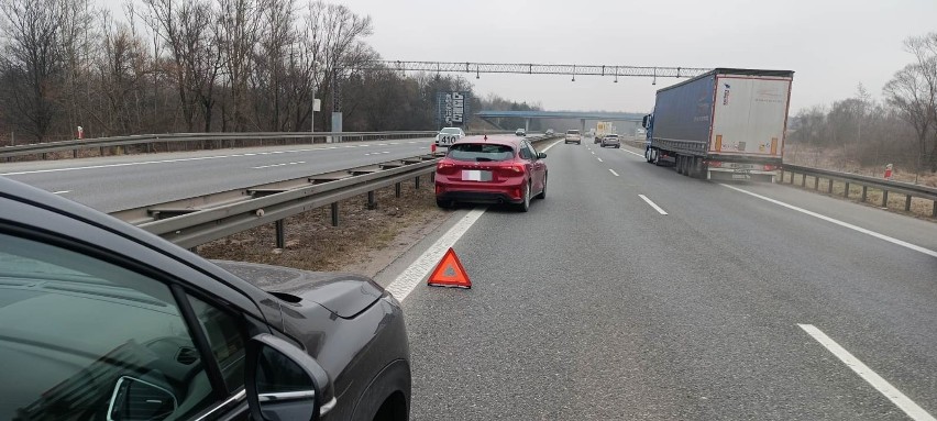 Kraków. Zderzenie trzech samochodów na autostradzie A4. Są utrudnienia