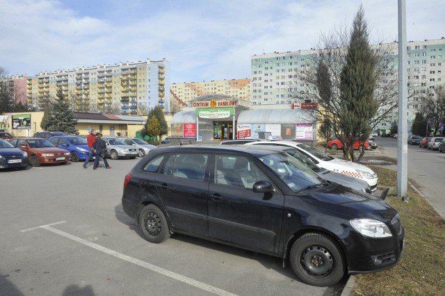 Dwa wysokie budynki mieszkalne mają powstać w miejscu, gdzie w tej chwili stoją pawilony handlowe. Ten od strony bloków ma mieć 11 pięter. Od ulicy planowany jest wyższy, 50-piętrowy