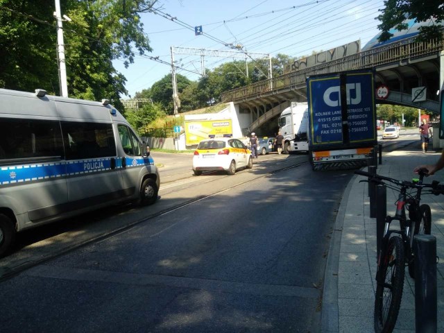 Samochód wjechał pod wiadukt na al. Hallera w Gdańsku i uszkodził trakcję tramwajową, 27.07.2018