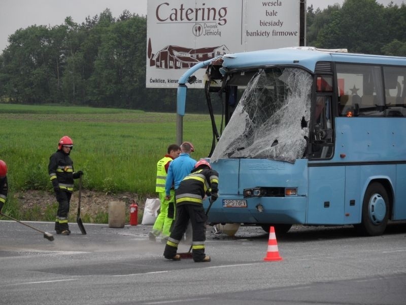 Korek na DK1 w Pszczynie. Autobus uderzył w słup [ZDJĘCIA]