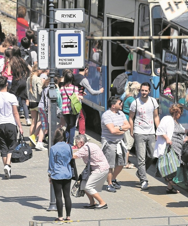 Zmiany w MPK: Autobusy i tramwaje będą jeździły rzadziej, w dodatku czekają nas objazdy