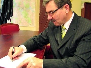 Podpis wiceministra Zbigniewa Włodkowskiego jest pierwszym na liście, którą zostawiliśmy w urzędzie gminy Ełk