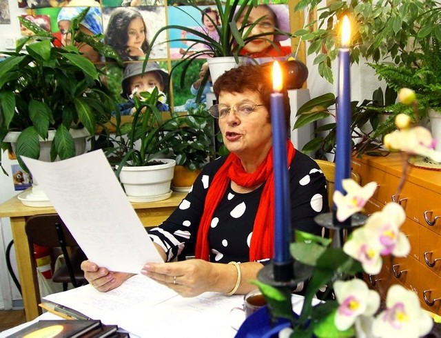 Bernadeta Korzeniewska czyta wiersze w filii Miejskiej Biblioteki Publicznej