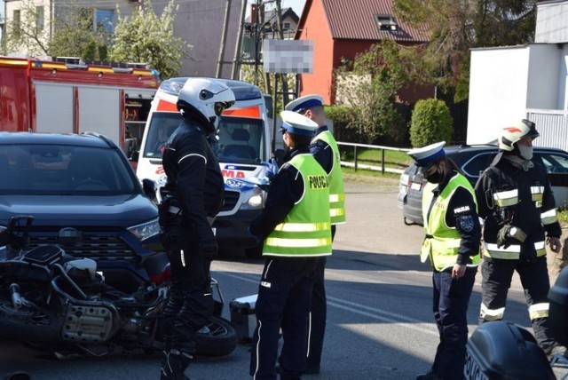 Wypadek w Pierwoszynie w środę, 12.05.2021 r.! Samochód uderzył w motocyklistę, ten wpadł na inny pojazd
