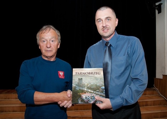 Bogdan Myśliwiec (z lewej), autor albumu fotograficznego o Tarnobrzegu oraz Robert Kędziora ze Stowarzyszenia ESTEKA po spotkaniu promocyjnym w Tarnobrzeskim Domu Kultury.