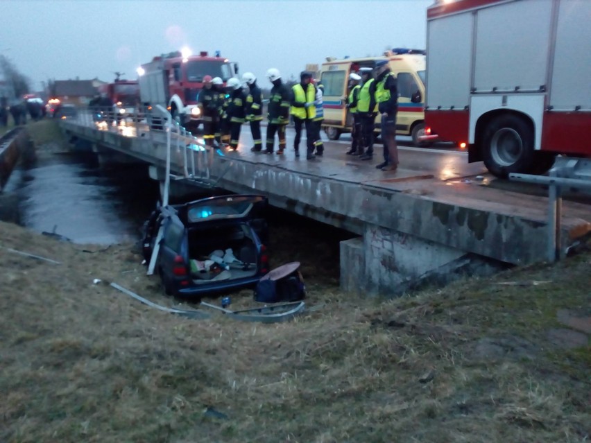 Około godz. 16:30 jadący z Wasilkowa opel zjechał z mostu w...