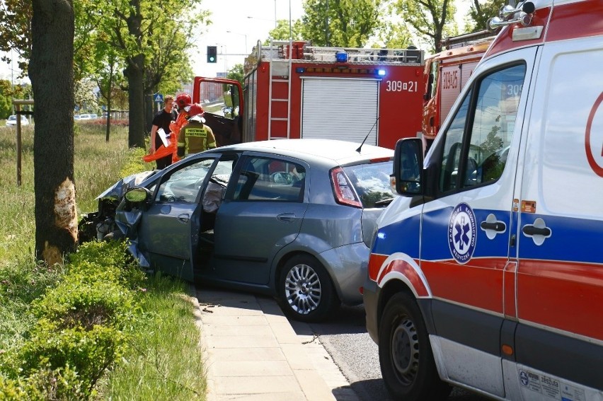 Wypadek na Klecińskiej. Samochód uderzył w drzewo (ZDJĘCIA)