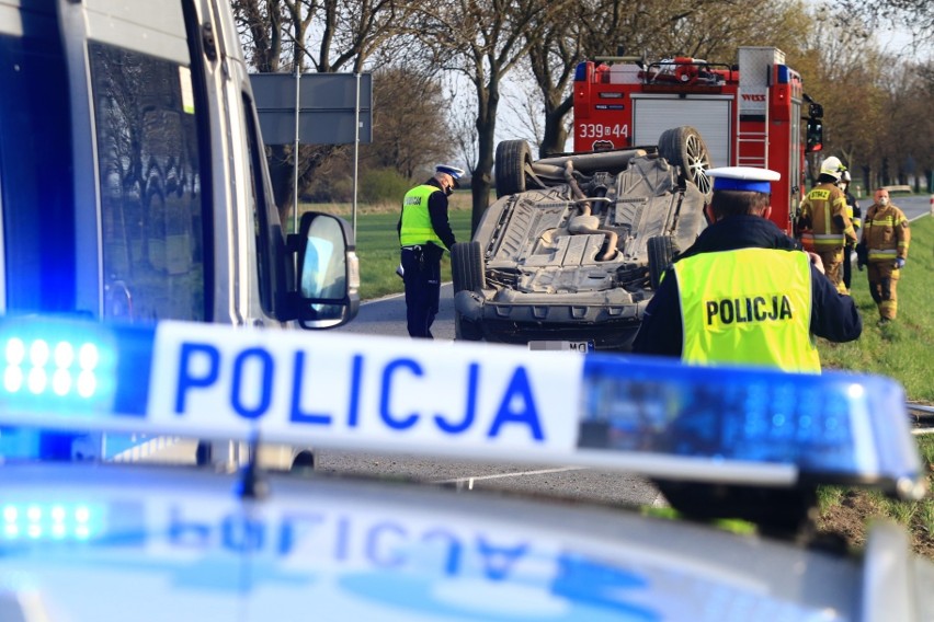 Wypadek na drodze Wrocław - Strzelin. Auto dachowało