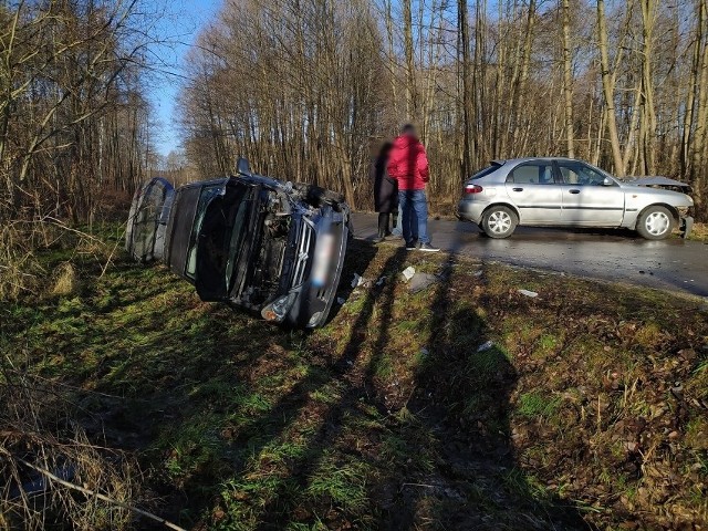 Do niebezpiecznego zdarzenia doszło w sobotę przed południem w  Mysiakowcu (gmina Poświętne). Doszło tam do zderzenia dwóch samochodów osobowych.