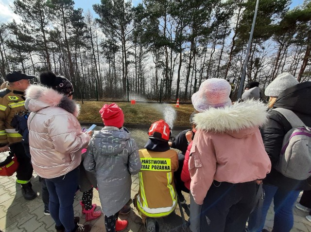 Podczas wizyty dzieci z Ukrainy u pińczowskich strażaków