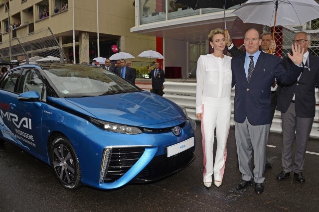 W niedzielę 29 maja książę Albert II w towarzystwie swojej żony, księżnej Charlène, wykonał honorowe okrążenie na rozpoczęcie wyścigu Formuły 1 Monaco Grand Prix. Władca Monako prowadził Toyotę Mirai, pierwszego seryjnego sedana napędzanego wodorowymi ogniwami paliwowymi.Fot. Toyota
