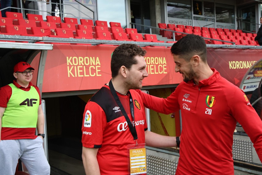 Piłkarze Korony Kielce z kibicami i swoimi bliskimi fetowali zwycięstwo ze Stalą Mielec. Rozdawali autografy, pozowali do zdjęć  