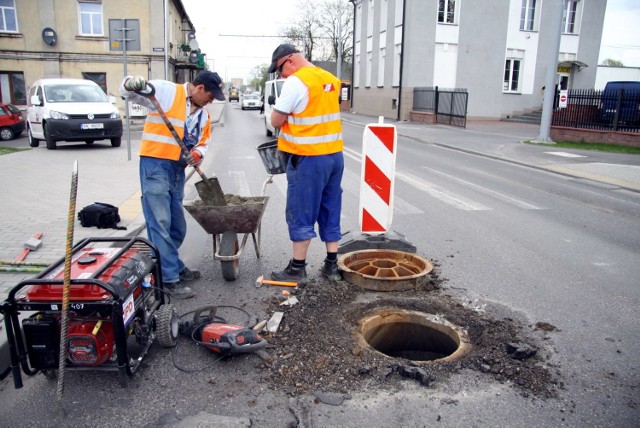 Ul. Łęczyńska. We wtorek ekipy drogowców zajmowały się regulowaniem wysokości studzienek znajdujących się na jezdni. To przygotowanie do układania asfaltu, które ma ruszyć od czwartku