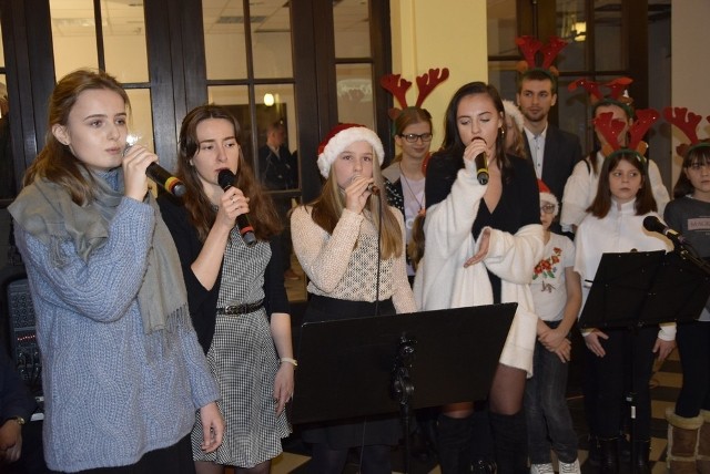 Klub Skierniewickiej Spółdzielni Mieszkaniowej Oaza przygotował koncert „Niech kolędy mkną po szynach” w holu głównym skierniewickiego dworca PKP. Zaśpiewali młodzi artyści z sekcji wokalnej, prowadzonej przez Wojciecha Smyka. Był to pierwszy w powojennej historii skierniewickiego dworca koncert, wykonany w jego wnętrzu.