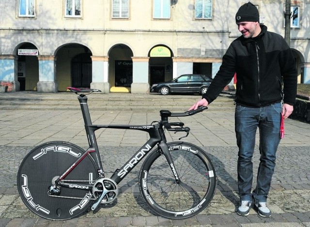 Marcin Rawicki prezentuje rower  wart ponad 40 tysięcy złotych.
