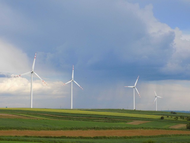 Nowelizacja ustawy o energetyce wiatrowej pozwoli na realizację większej liczby inwestycji w turbiny. Nz. farma w Hnatkowicach i Orzechowcach koło Przemyśla, która powstała w 2008 r. jako pierwsza na Podkarpaciu.