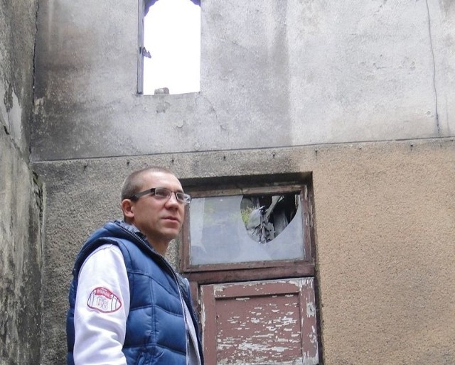 Lokatorzy kamienicy przy ulicy 25 Czerwca, wśród nich Marcin Kozicki uważają, że dom wymaga pilnego remontu.