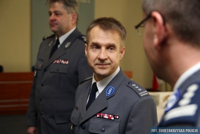 Inspektor Zbigniew Kotarski podczas uroczystego pożegnania w Komendzie Wojewódzkiej Policji w Kielcach.