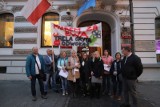 Rodzice uczniów SP 198 protestowali przed urzędem miasta 