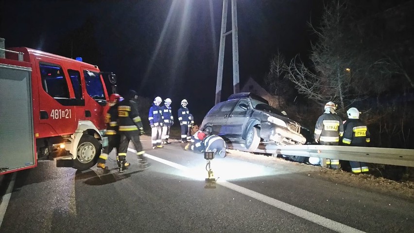 Poświętne: Wypadek na DK 8. Samochód uderzył w przydrożne barierki [ZDJĘCIA]