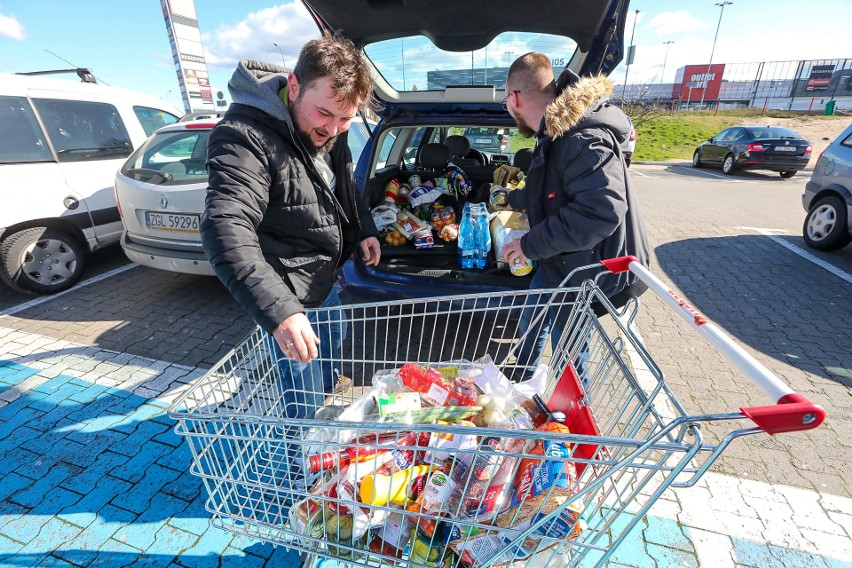 Sklepy wprowadzają specjalne zasady obsługi klientów....