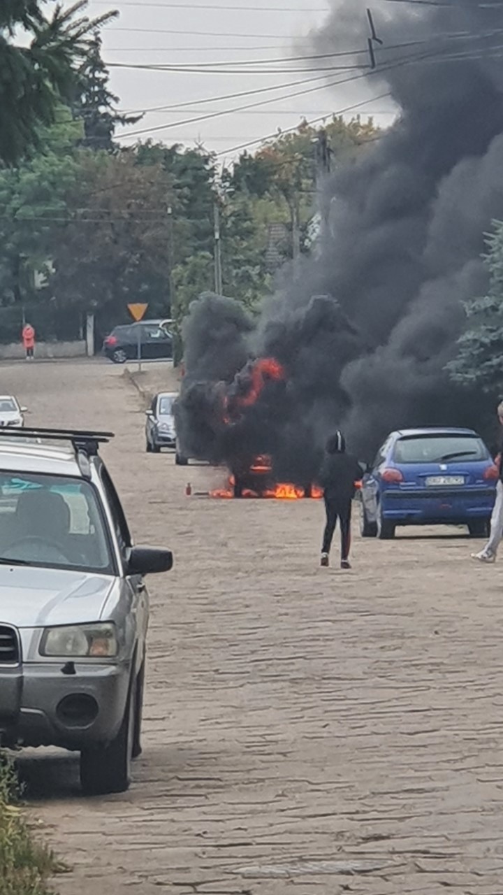 Augustów. Pożar samochodu na ul. Armii Krajowej. Auto spłonęło doszczętnie [ZDJĘCIA]