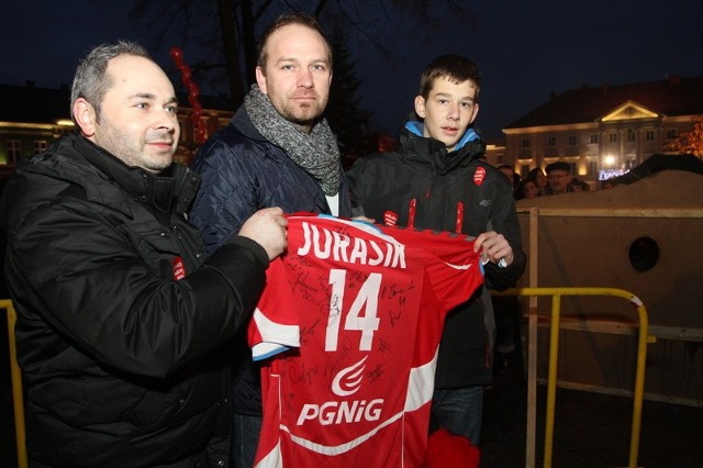 Mariusz Jurasik z Maćkiem Wójcikiem i Adamem Wolnym, którzy wylicytowali reprezentacyjną koszulkę "Józka&#8221; z podpisami całej reprezentacji.