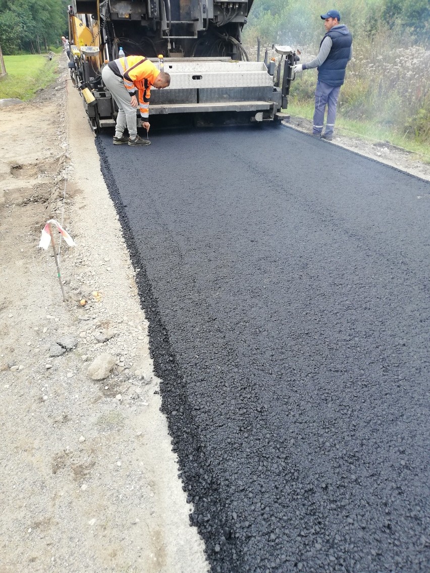 Prace przy remoncie drogi w Przykorach w gminie Pniewy dobiegają końca. Zobacz postęp prac na zdjęciach