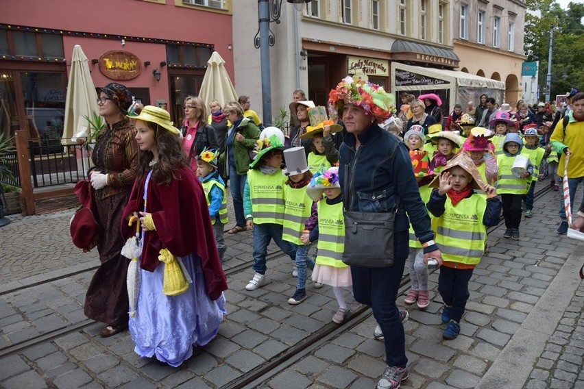 Kapelusze przemaszerowały przez miasto (ZDJĘCIA, FILM)