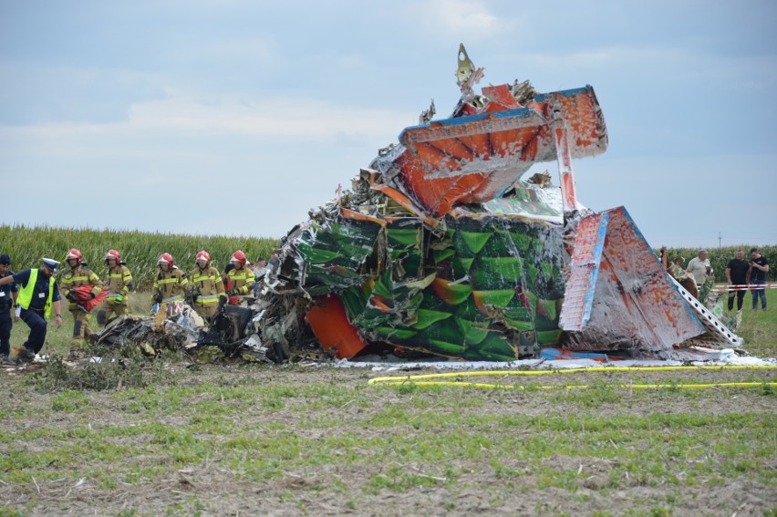 Wypadek samolotu pod Piotrkowem. Rozbił się Skyvan przewożący skoczków spadochronowych. Zginęły dwie osoby, 3.09.2022 - ZDJĘCIA