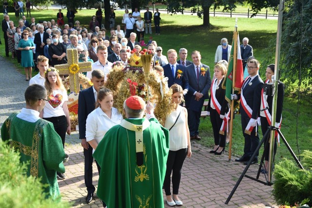 W minioną niedzielę w Lewiczynie (gmina Belsk Duży) odbyły się Powiatowe Dożynki. Ze względu na pandemię koronawirusa obchody Święta Plonów wyglądały jednak inaczej niż w poprzednich latach. Jedynym punktem uroczystości była tym razem uroczysta msza w intencji plonów. Przewodniczył jej kardynał Kazimierz Nycz z Archidiecezji Warszawskiej. - Mszę poprzedził orszak dożynkowy, w którego skład wchodzili: dostojnie prezentujący się poczet sztandarowy Powiatu Grójeckiego, grupy wieńcowe z Zespołu Szkół imienia Wincentego Witosa w Jasieńcu oraz Centrum Kształcenia Zawodowego i Ustawicznego w Nowej Wsi , Starostowie Dożynkowi Marzena i Grzegorz Kołacz, Gospodarze Dożynek: Starosta, Zarząd, Radni Powiatu, Wójtowie i Burmistrzowie gmin powiatu grójeckiego oraz duchowieństwo - relacjonowało Starostwo Powiatowe na swoi, profilu na Facebooku. Za organizację dożynek odpowiadały: starostwo oraz poszczególne gminy w powiecie. ZOBACZCIE KOLEJNE ZDJĘCIA >>>