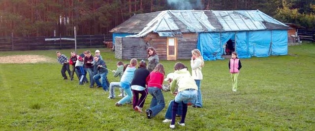 Jedną z zabaw na pikniku było przeciąganie liny. Walka była bardzo wyrównana.